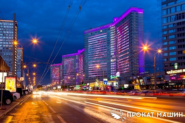 Прокат автомобиля для удивительной прогулки по ночной Москве