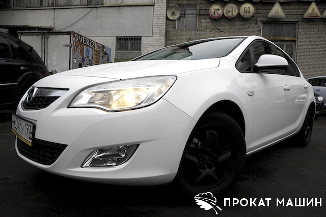 Обзор автомобиля Opel Astra в прокате автомобилей Москвы